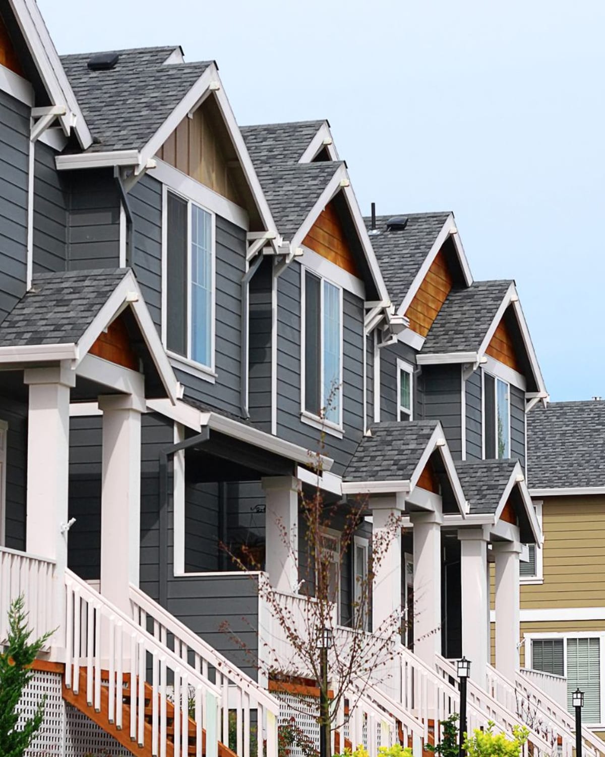 Row of townhomes with dark shingle roofs in a Little River, SC community